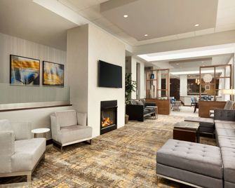 دابل تري باي هيلتون هارتفورد - برادلي أيربورت - ويندسور لوكس - ردهة