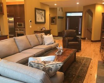 Luxury 5 Bedroom Ski-Home w/Private Hot Tub for your Vermont Escape @ Mount Snow - Dover - Obývací pokoj