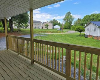 Welcoming Tiny House Close to Etsu, Medical Center And Downtown Johnson City, Tn - Johnson City - Balkon