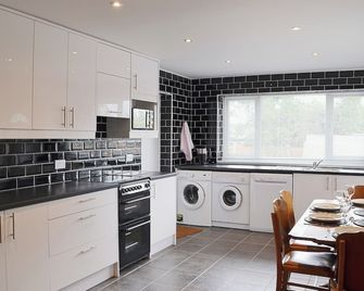 2 bedroom accommodation in Shiney Row, near Houghton-le-Spring - Houghton-Le-Spring - Kitchen