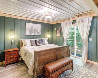 Private Island Home in Belding with Dock and Grill! - Belding - Habitación