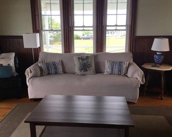 Four bedroom summer cottage on New Harbor - Block Island - Living room
