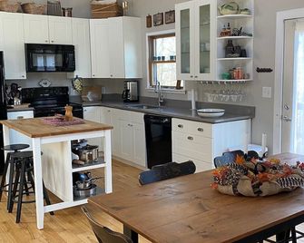 Cozy Cabin Getaway - Convenient to 4 Ski Areas, Hiking and Mountain Bike Trails - Davis - Кухня