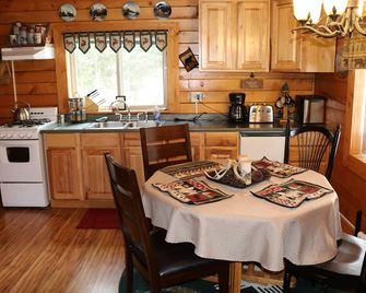 Rustic Log Cabin On 20 Acres Private and peaceful, only 20 min from town - Whitefish - Kitchen