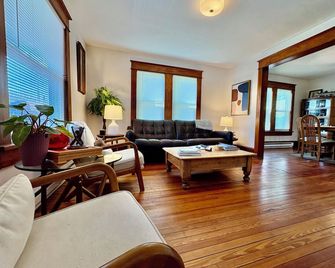 1920s Charm. In-Town Retreat. Great For Fly Fishermen!! - Livingston Manor - Living room