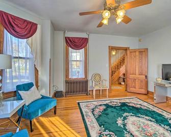 Front Royal Retreat about 1 Mi to National Park! - Front Royal - Living room