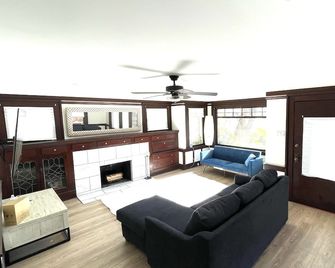 Cozy Coastal Cottage - Long Beach - Living room