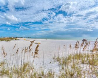 Tropic Terrace Suite #8 - Beachfront Resort - Treasure Island - Spiaggia