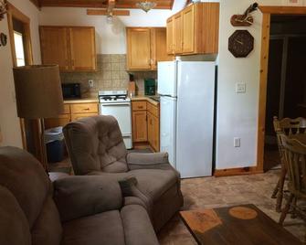 Creature's Retreat - a northern Wisconsin cabin in Price County - Prentice - Cocina