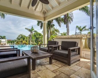 New 4 bedroom villa with infinity pool. 4 minute walk to Beach! - Duncans - Patio