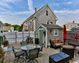 Charming Freestanding West End Cottage - Provincetown - Balcony