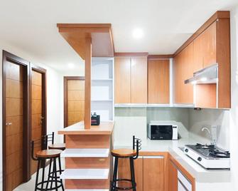 Spacious And Comfortable 3Br Vida View Makassar Apartment - Makassar - Kitchen