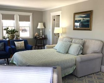 Distinguished classic coastal home overlooks Casco Bay and Maine’s rocky shore! - South Portland - Living room