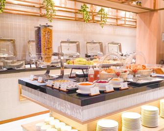 Holiday Inn Express & Suites Bangkok Central Pier By IHG - Bangkok - Buffet