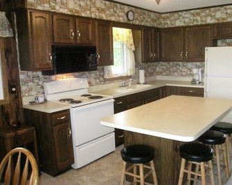 The Lake is Calling! Lakefront Cottage Rental on Clear Lake, Indiana - Fremont - Cocina