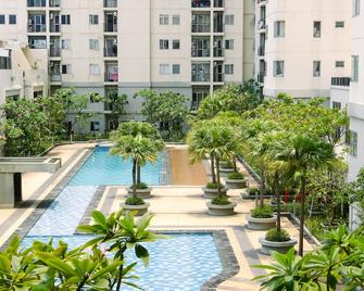 Good Deal and Homey 1BR Maple Park Sunter Apartment By Travelio - Jakarta - Svømmebasseng