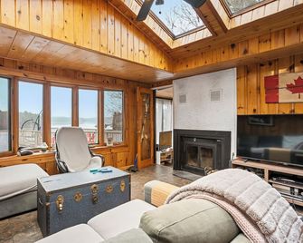 Kanata House - Charming Lakeside Cottage - Minden - Living room