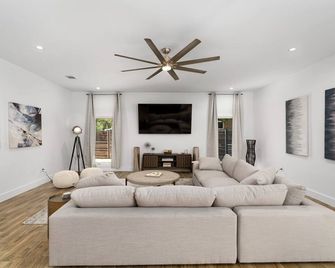 The Gateway 6bed 2 Houses Gameroom Pool - Cedar Park - Living room