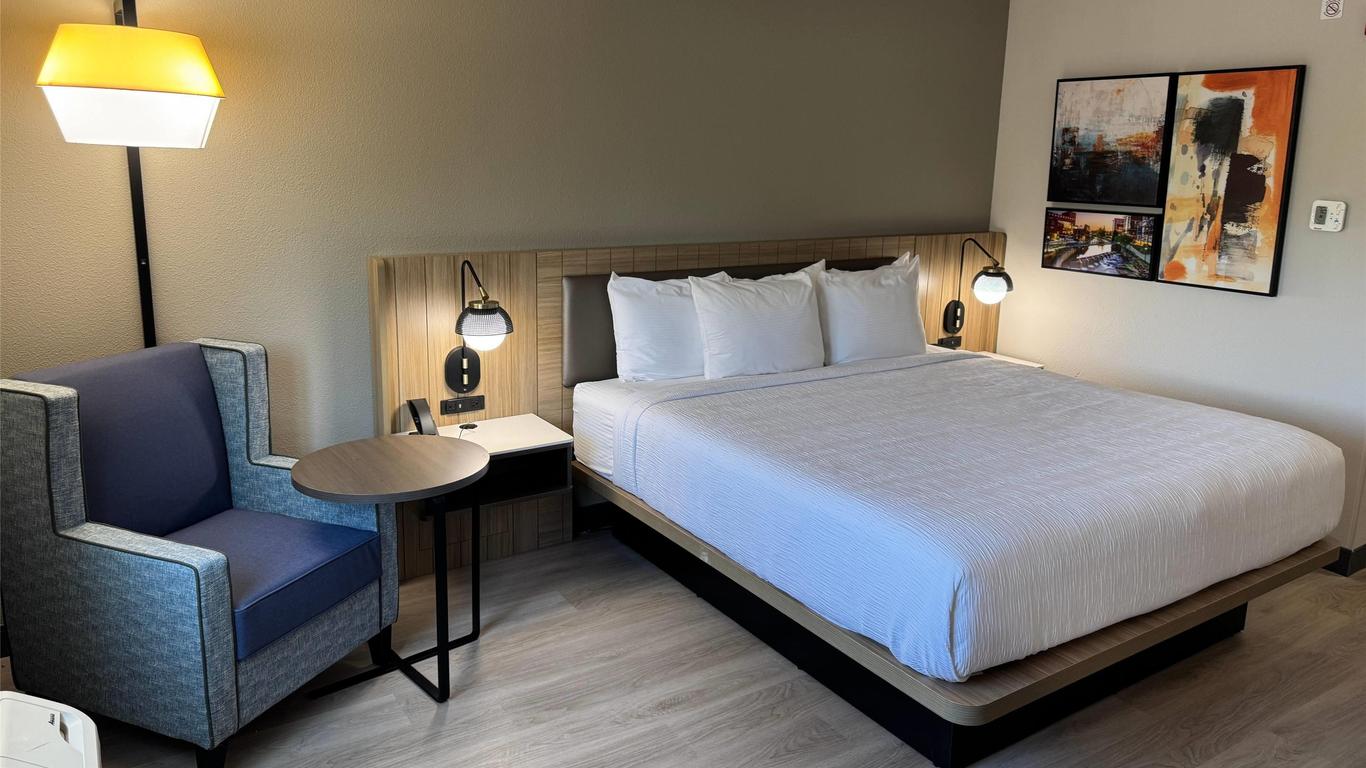 La Quinta Inn & Suites by Wyndham Greenville Woodruff Rd