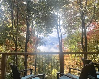 Cabin in the woods with a hot tub - Clyde - Balcony