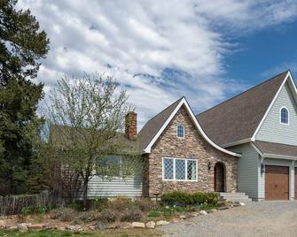 Country Cottage Basement Apartment - Hayden - Building