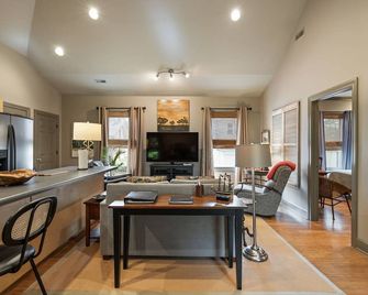 Loft on West Main 5 blocks from Downtown Franklin - Franklin - Living room