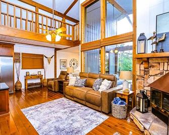 Lake Views, Short Walk to Water, Joy Rock Garden, Sleeps 7 - Jasper - Living room