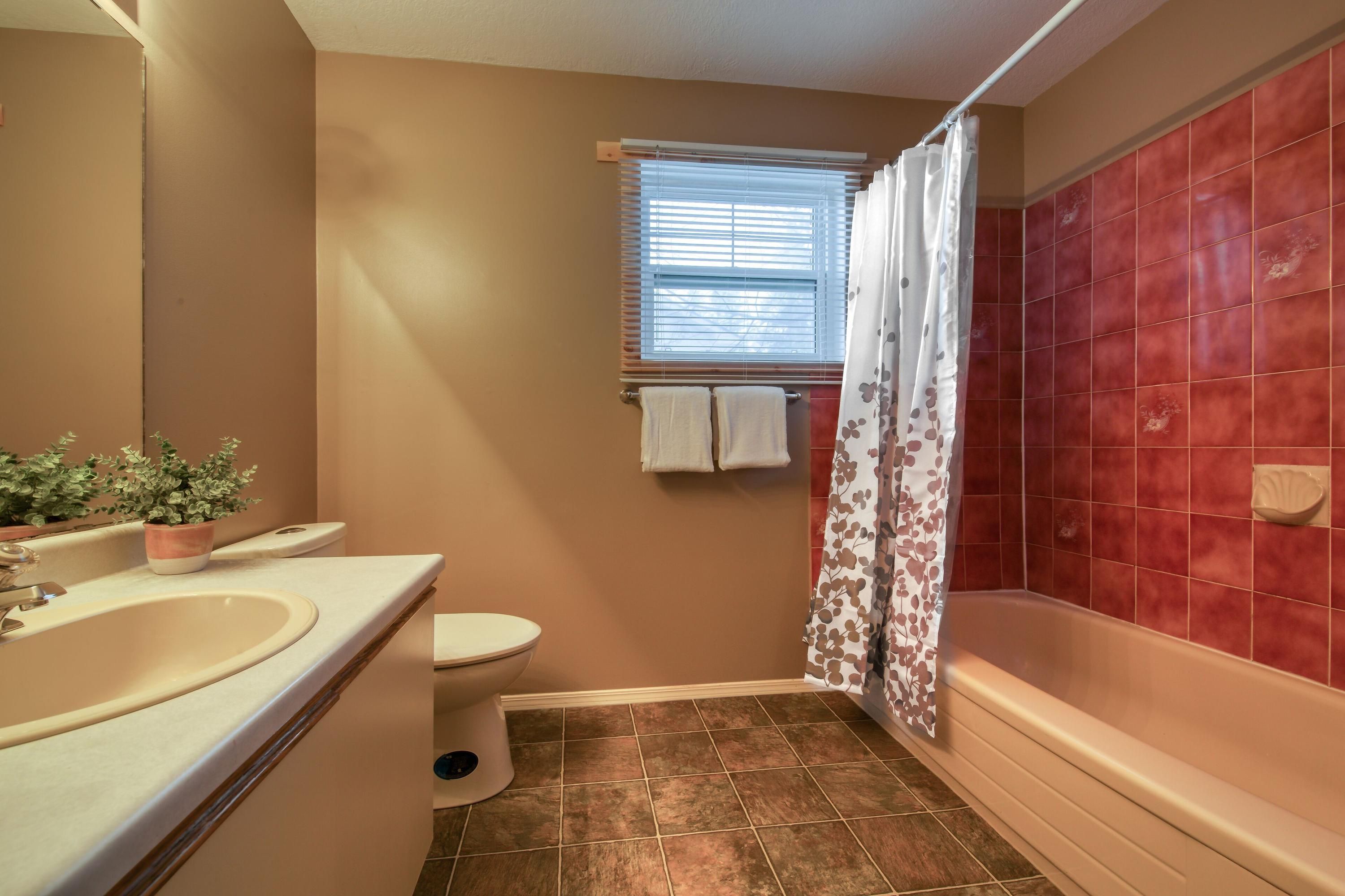 Fairmont Hot Springs, 3 Bedroom Vacation - Fairmont Hot Springs - Bathroom