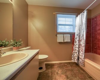 Fairmont Hot Springs, 3 Bedroom Vacation - Fairmont Hot Springs - Bathroom