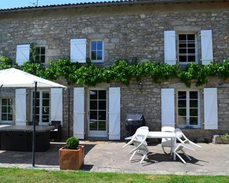 L'escale Des 2 Eaux - Mortagne-sur-Sèvre - Patio