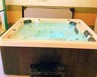 5 minutes from the beach and skates Park. Swimming pool, Sauna, Jacuzzi. - Ashkelon - Piscine