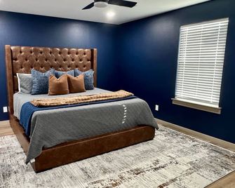 Guys Night Out Winstar Bachelor King Bed - Thackerville