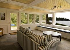 Oceanfront home on beach, close to Acadia & Bar Harbor! A\/C in and fire pit out! - Trenton - Living room