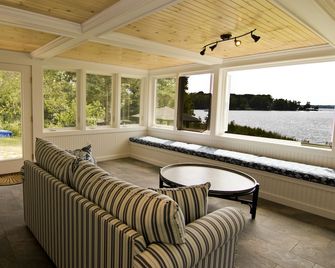 Beachfront Getaway: Acadia & Bar Harbor, A/C, Fire Pit, Gazebo-New for 2025. - Trenton - Obývací pokoj