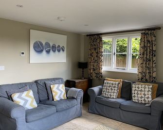 Silver Cottage, Hunton. Beautiful, secluded cottage. Idyllic Location. Parking - Yalding - Living room