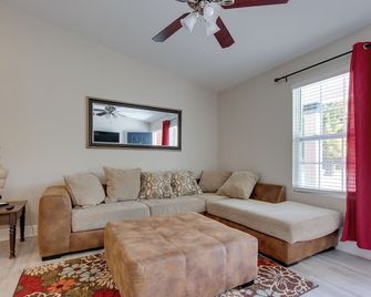 Dog-Friendly Pensacola Duplex about 7 Mi to Downtown - Pensacola - Living room