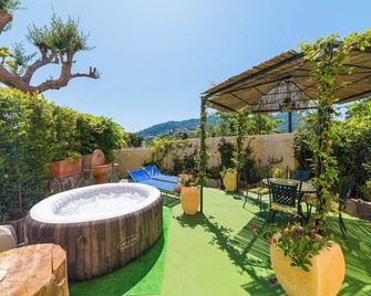 بي آند بي لا روزا - إيشيا - شرفة مرصوفة