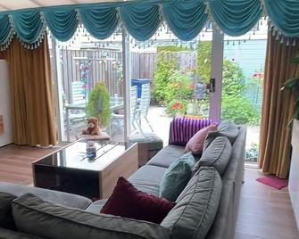 Elevate Your Stay: Thoughtfully Curated Urban Living - Almere - Living room