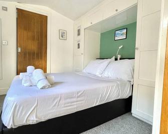 Unique London Heathrow Airport cabin, gated free parking, and courtyard - Brentford - Bedroom