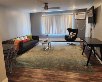 Downtown Suite Living! - Minneapolis - Living room