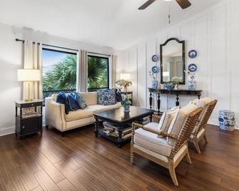 Charming 2-bedroom Townhome On Fabulous Marco Island - Marco Island - Salon