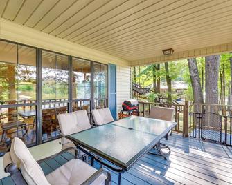Waterfront Wheeler Lake Home w/ Furnished Deck - Athens