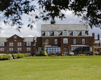 Old Hunstanton Le Strange Arms Hotel - Old Hunstanton - Building