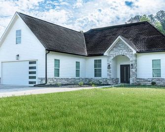 Modern 4br 3ba Family Retreat Douglasville - Douglasville - Building