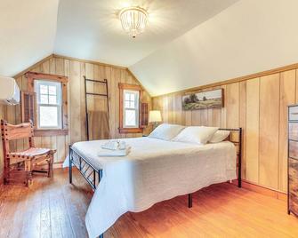 Grill & Fire Pit: New Market Getaway on 3-acres! - New Market - Slaapkamer