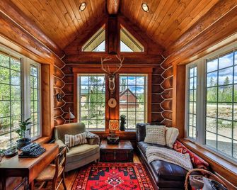 Luxury lakefront log home w/ dock and boats bordering RMNP - Grand Lake - Вітальня