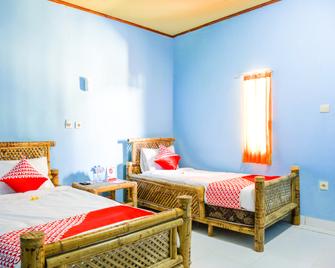 Zury Homestay - Kuta - Bedroom