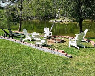 Relaxing Waterfront cottage with boat launch and kayaks. Close to town. - Childersburg - Patio
