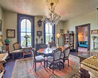 Gorgeous La Porte Apartment in Heart of Dtwn! - LaPorte - Dining room
