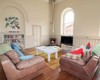 Chapel House, Pet Friendly, Character Holiday Cottage In Glyn Ceiriog - Llangollen - Wohnzimmer